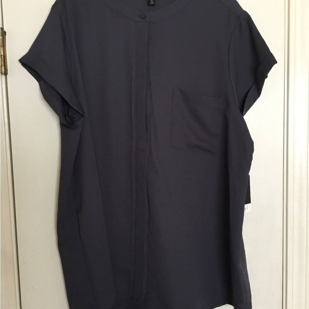 NWT Simply Vera Wang Hidden Button Front Top